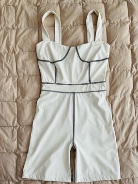 WeWoreWhat Girls White One-Piece Romper with Black Contrast Stitching. Medium.